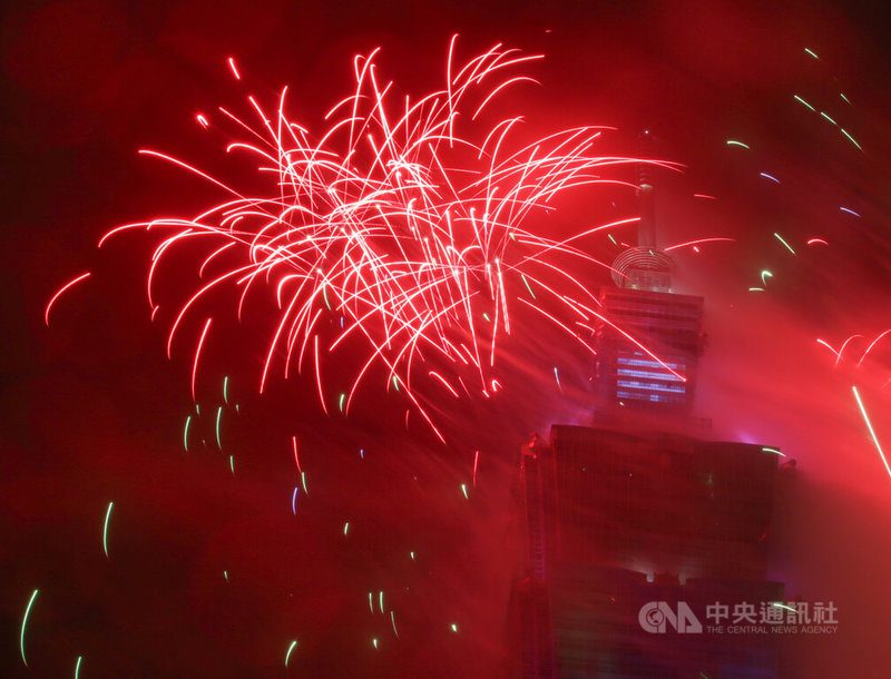 台北101絢爛煙火照耀冬日台北溼涼夜空，為新年度拉開燦爛序章。中央社記者張新偉攝　115年1月1日