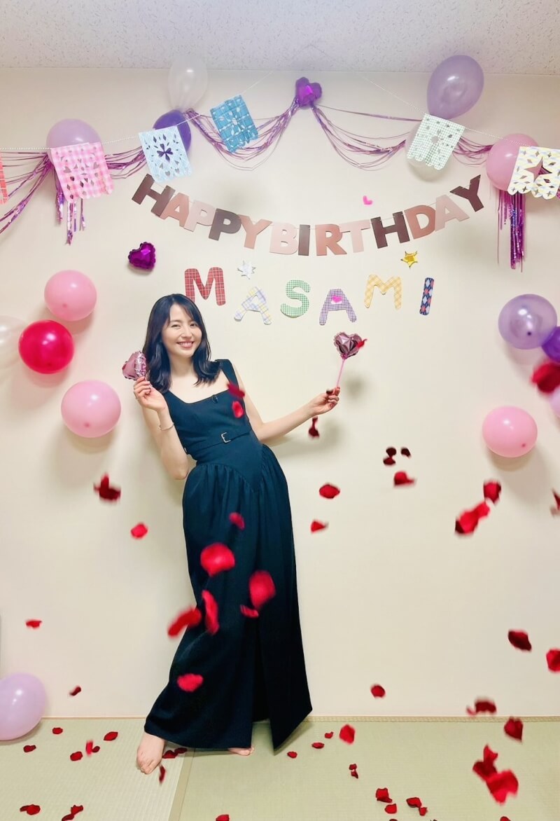 日本女演員長澤雅美去年6月3日慶生畫面。（圖取自x.com/nagasawa_mg）