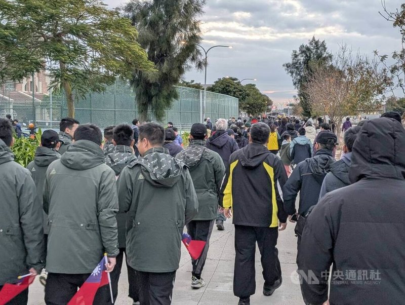 金門縣5鄉鎮1日清晨同步舉辦元旦升旗與健走活動，金城鎮也有上千民眾起早健走迎新年。中央社記者吳玟嶸攝　115年1月1日