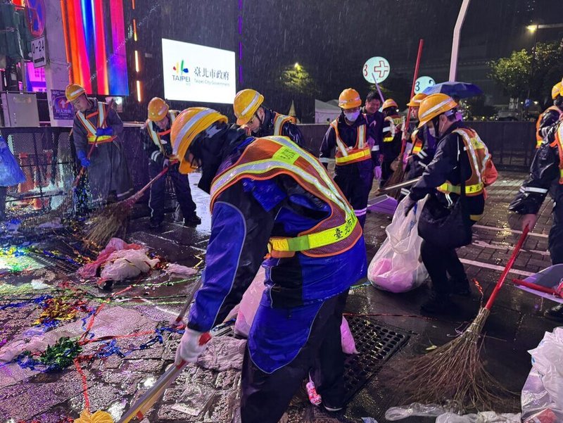 台北市跨年晚會吸引約20萬人參與,環保局統計,此次晚會後場地垃圾量明顯下降,散落廢棄物也大幅減少,顯示市民環境意識逐年提升。(台北市環保局提供)中央社記者陳昱婷傳真 115年1月1日