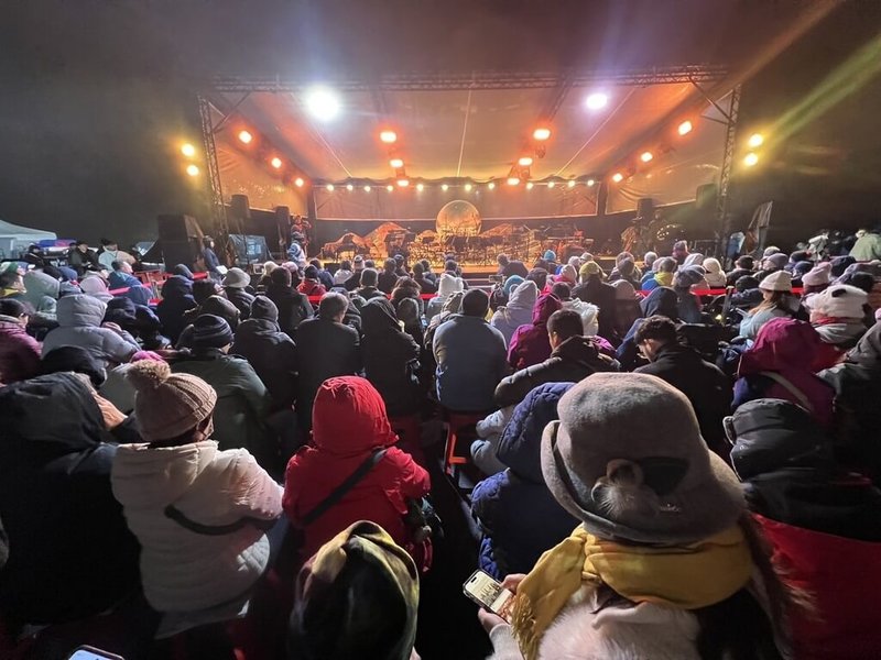 阿里山國家森林遊樂區1日清晨湧入數千人參加「阿里山日出印象音樂會」,迎接2026年首道曙光,而預定日出時刻,太陽躲在雲霧中,但遊客熱情不減。(嘉義縣政府提供)中央社記者蔡智明傳真 115年1月1日