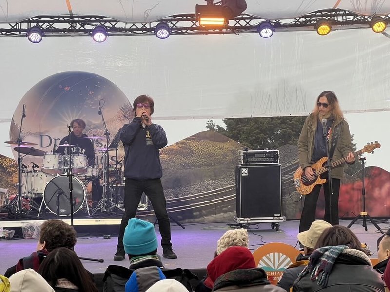 2026年元旦阿里山日出印象音樂會董事長樂團唱演出「嘉義優先」、「向前行」與「眾神護台灣」等歌曲,將現場氣氛炒到最高點。(嘉義縣政府提供)中央社記者蔡智明傳真 115年1月1日