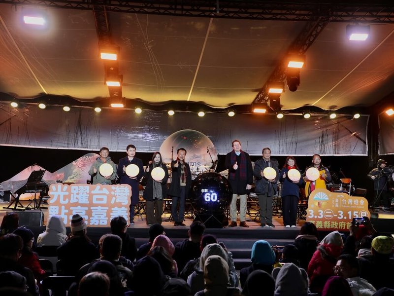 嘉義縣長翁章梁（左4）、美國在台協會高雄分處長張子霖（右4）與民主進步黨籍立法委員陳冠廷（左2）等1日在阿里山日出印象音樂會舞台上，為2026台灣燈會啟動60天倒數。（嘉義縣政府提供）中央社記者蔡智明傳真　115年1月1日
