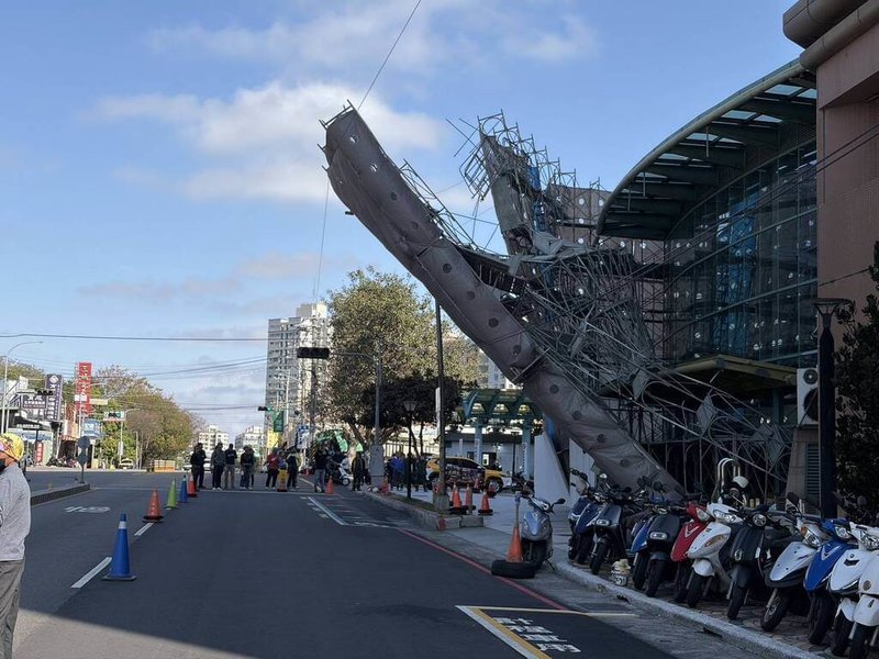 台中榮總第二醫療大樓外牆鷹架1日突然大片傾斜，搖搖欲墜，中榮表示，無人受傷，將依合約追究承包單位責任，並加強施工督導。（民眾提供）中央社記者郝雪卿傳真   115年1月1日