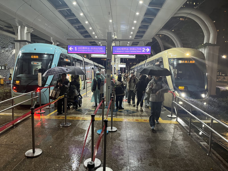 新北捷運公司表示，在淡水跨年活動等助攻下，新北捷運2025年全年度總運量突破3009萬人次，創歷史新高。圖為淡海輕軌搭乘人潮。（新北捷運公司提供）中央社記者曹亞沿傳真 115年1月1日