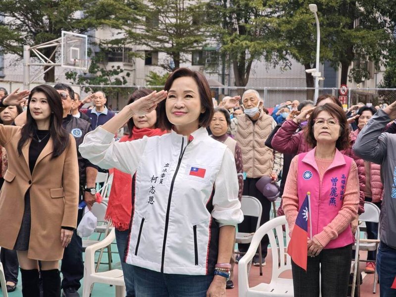 國民黨高雄市長參選人柯志恩（前中）1日一共參與3場民間自辦的元旦升旗、健走活動，爭取最大認同。（國民黨高雄市黨部提供）中央社記者林巧璉傳真　115年1月1日