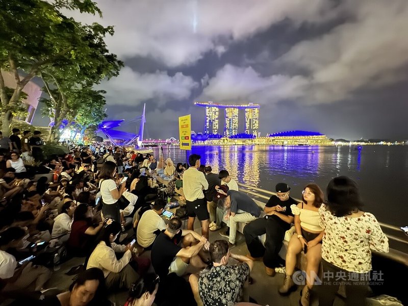 新加坡濱海灣跨年煙火秀,吸引眾多遊客到場卡位搶拍美麗景色。中央社記者吳昇鴻新加坡攝 115年1月1日