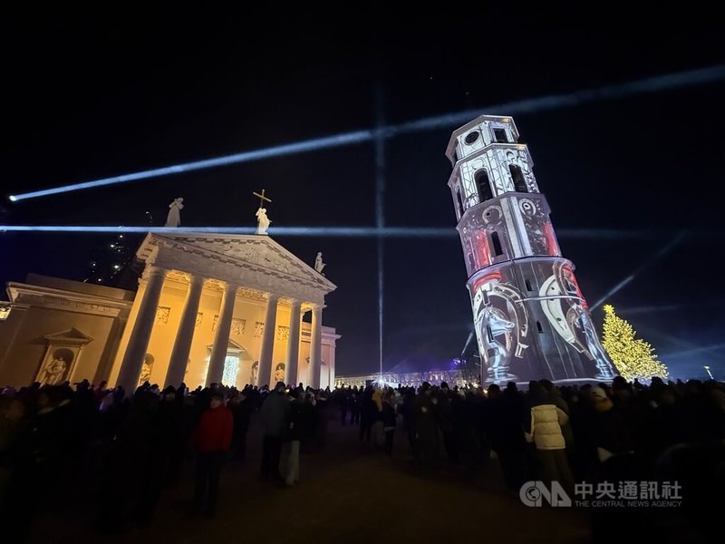 維爾紐斯已連續第6年停辦跨年煙火，今年以大教堂前鐘塔投影藝術與雷射燈光秀作為主軸，展現城市所重視的永續價值。中央社記者游堯茹維爾紐斯攝　115年1月1日