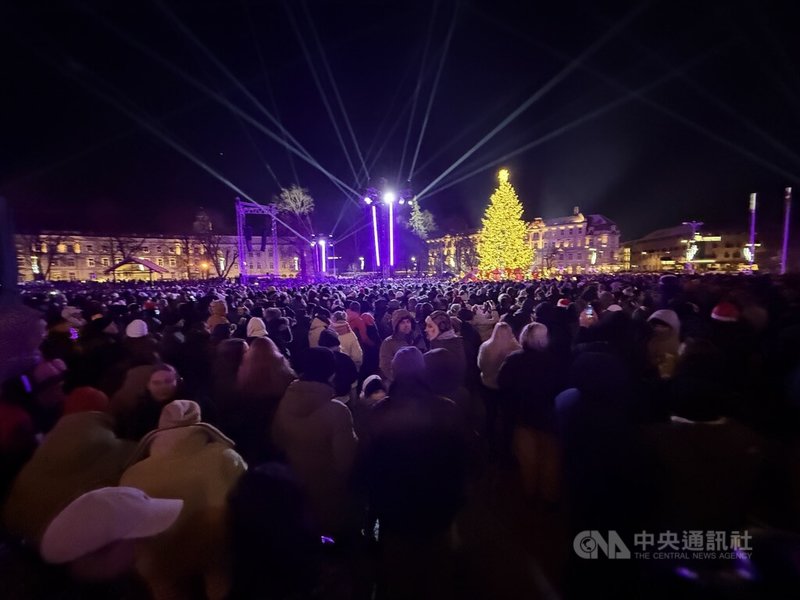 立陶宛跨年夜迎來今冬最低氣溫,首都維爾紐斯僅零下13度,但依舊有大批民眾湧入大教堂廣場參與倒數活動。中央社記者游堯茹維爾紐斯攝 115年1月1日