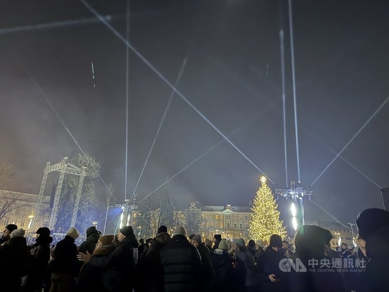 立陶宛維爾紐斯跨年夜的雷射燈光秀隨著音樂律動,光束在夜空中交織閃耀。中央社記者游堯茹維爾紐斯攝 115年1月1日