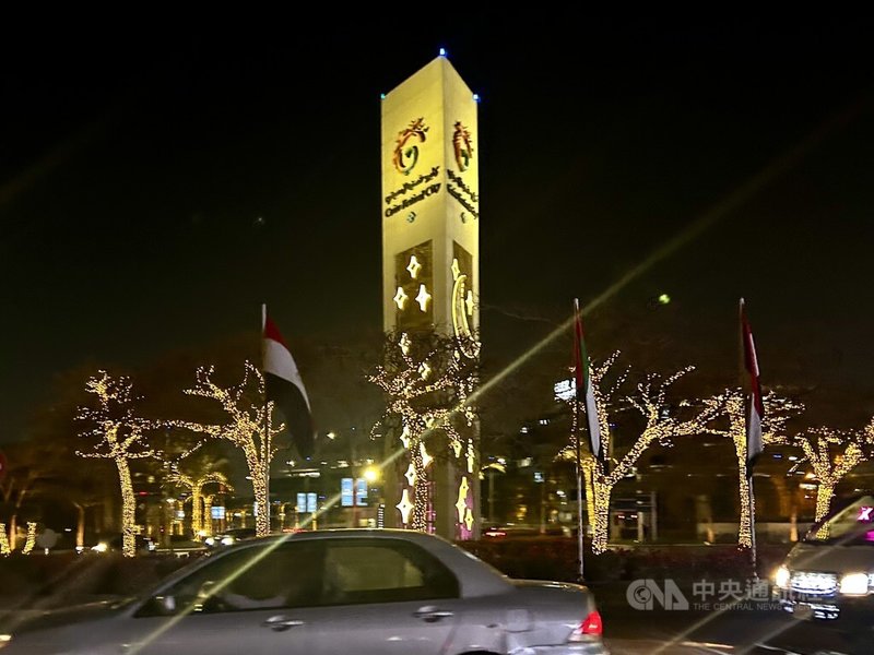 埃及中上階層與上流社會家庭在過去5年,大量移居到都市規劃新穎且街道寬敞的新開羅,或周邊新型高級住宅社區,也因此讓節慶活動隨著主要消費人群而轉移到該處。圖為新開羅區內第一座大型高級購物商場「節慶城」,以繽紛照明點燃節慶氣氛。中央社記者施婉清開羅攝 115年1月1日