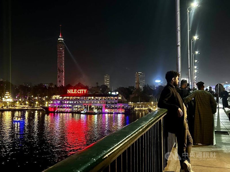 埃及開羅市中心尼羅河畔向來是民眾迎接新年的核心地點。2025年12月31日夜晚，沿尼羅河畔的餐廳遊輪燈飾繽紛絢麗，許多遊客和橋上民眾一起迎接2026年。中央社記者施婉清開羅攝 115年1月1日