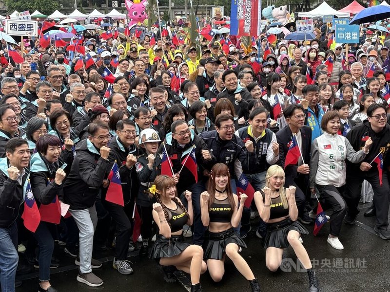 新北市政府1日上午在板橋435藝文特區辦元旦升旗暨健走活動,市長侯友宜(第2排右6)、副市長劉和然(第2排右5)、台灣民眾黨主席黃國昌(第2排右3)等同框合影。中央社記者曹亞沿攝 115年1月1日