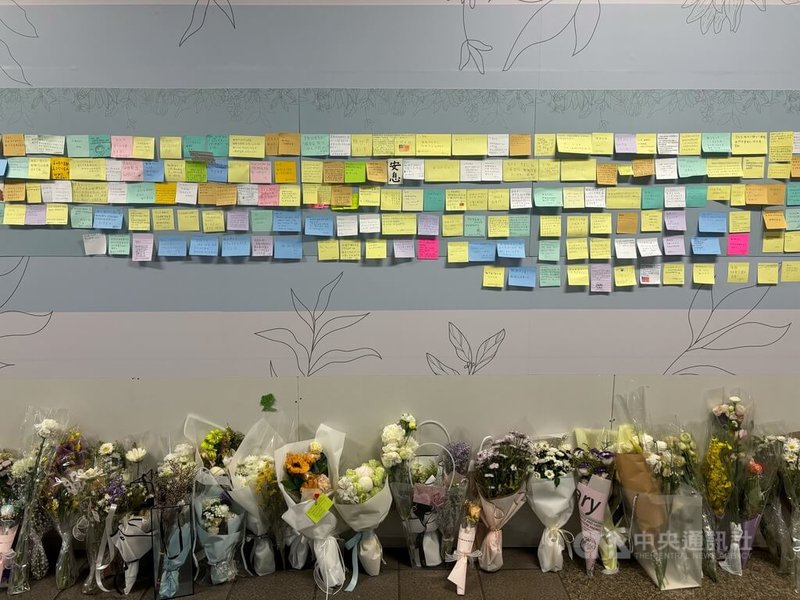 台北捷運公司1日表示，配合去年12月19日在台北市隨機攻擊案中，為阻擋犯嫌而喪命的余家昶告別式舉辦，台北車站靠M7出口處設置的悼念牆2日中午起停止接受留言與獻花。中央社記者陳昱婷攝 115年1月1日