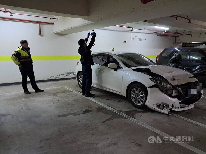 毛姓清潔員1日清晨在新北淡水騎機車上班途中,停等紅燈時遭轎車從後方追撞不治,駕駛肇逃。警方在某社區停車場發現疑肇事車輛,車頭嚴重毀損。(翻攝畫面)中央社記者曹亞沿傳真 115年1月1日