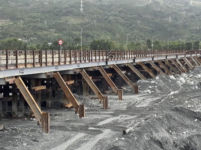 花蓮馬太鞍溪鋼便橋1日通車，施工廠商順運工程負責人謝金清坦言，一度因颱風及堰塞湖溢流影響進度，壓力很大，把西部的機具都調來測試，分3班趕工，總算趕上進度到超前進度。中央社記者張祈攝 115年1月1日