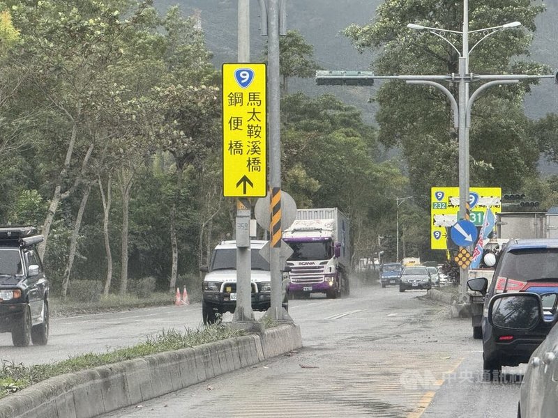 台9線馬太鞍溪鋼便橋1日上午10時起通車，同步封閉原溪底便道，通行前已有車輛等待放行。中央社記者張祈攝 115年1月1日