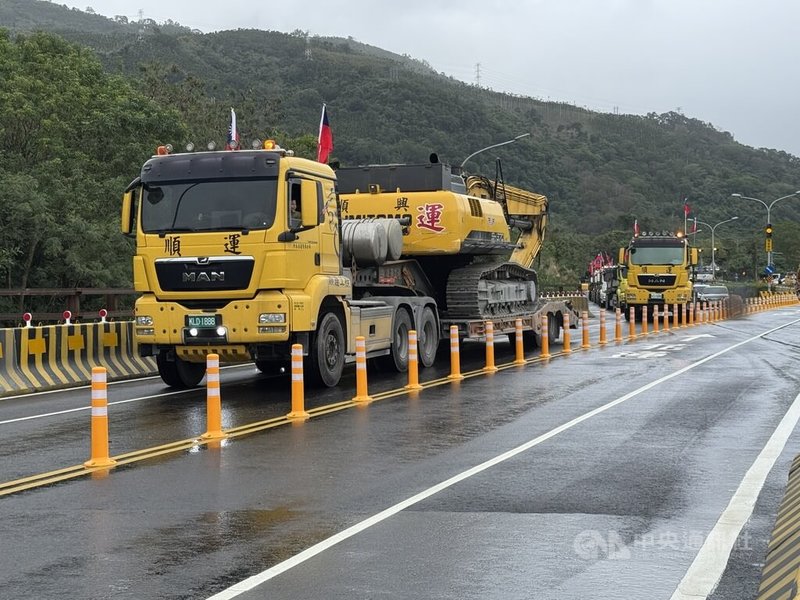 台9線馬太鞍溪橋因堰塞湖溢流沖毀，公路局第2階段鋼便橋1日上午10時起通車。中央社記者張祈攝 115年1月1日