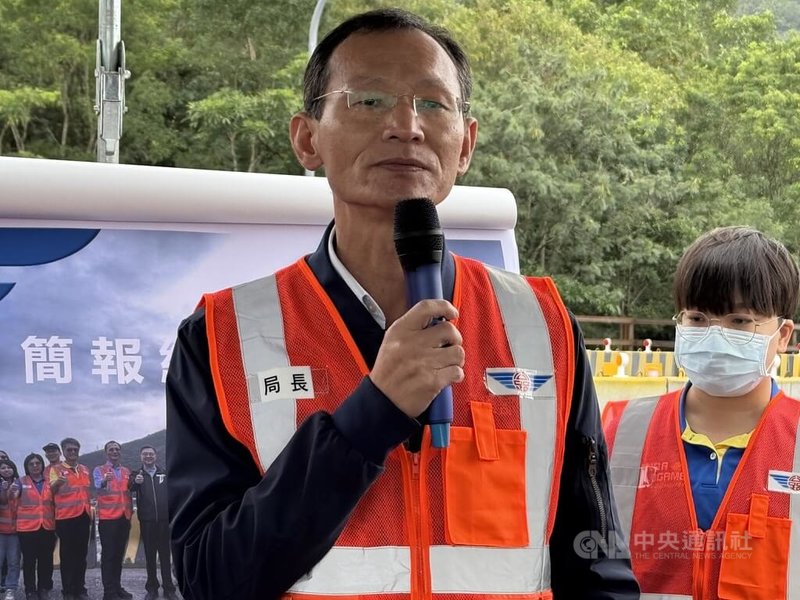 台9線馬太鞍溪橋因堰塞湖溢流沖毀，公路局第2階段鋼便橋1日上午10時起通車，交通部公路局長林福山（圖）肯定施工廠商效率。中央社記者張祈攝 115年1月1日