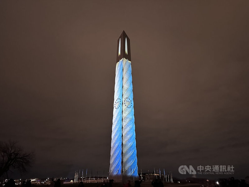 美國首都華府知名地標華盛頓紀念碑在跨年夜化身巨型蠟燭，為美國建國250週年慶典揭開序幕。中央社記者侯姿瑩華盛頓攝 115年1月1日
