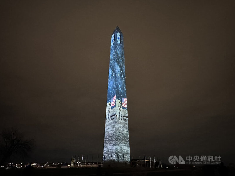 美國首都華府知名地標華盛頓紀念碑在跨年夜化身沉浸式光影畫布，訴說美國各階段的故事。中央社記者侯姿瑩華盛頓攝 115年1月1日