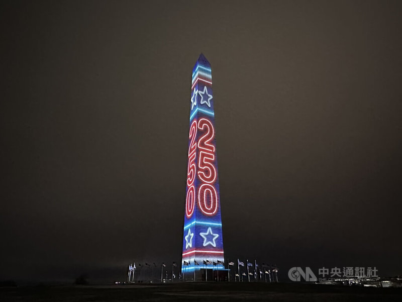 美國首都華府知名地標華盛頓紀念碑在跨年夜化身沉浸式光影畫布，每場次約17分鐘的燈光秀為美國建國250週年慶典揭開序幕。中央社記者侯姿瑩華盛頓攝 115年1月1日