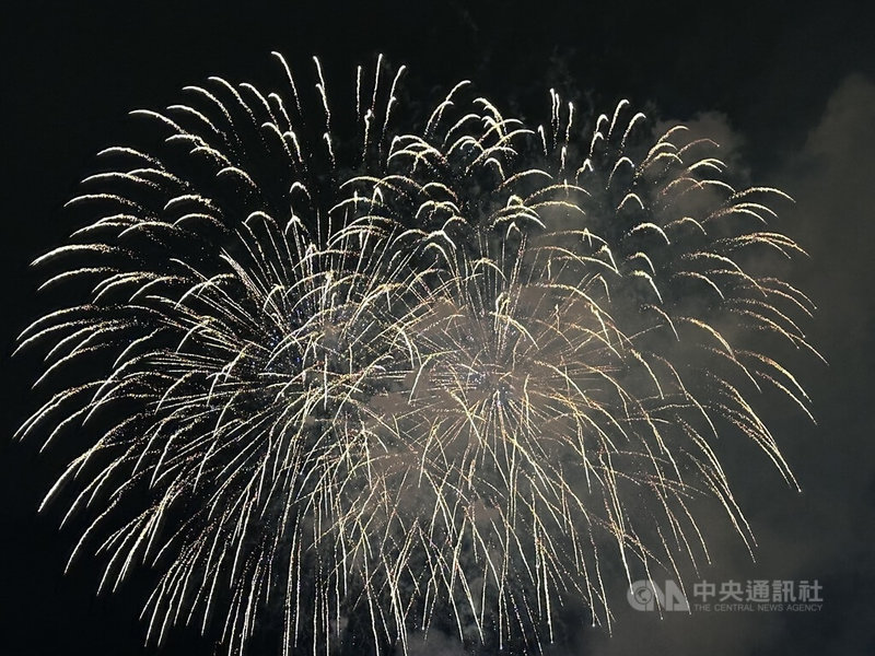 美國首都華府跨年煙火秀在當地知名地標華盛頓紀念碑附近登場。中央社記者侯姿瑩華盛頓攝 115年1月1日