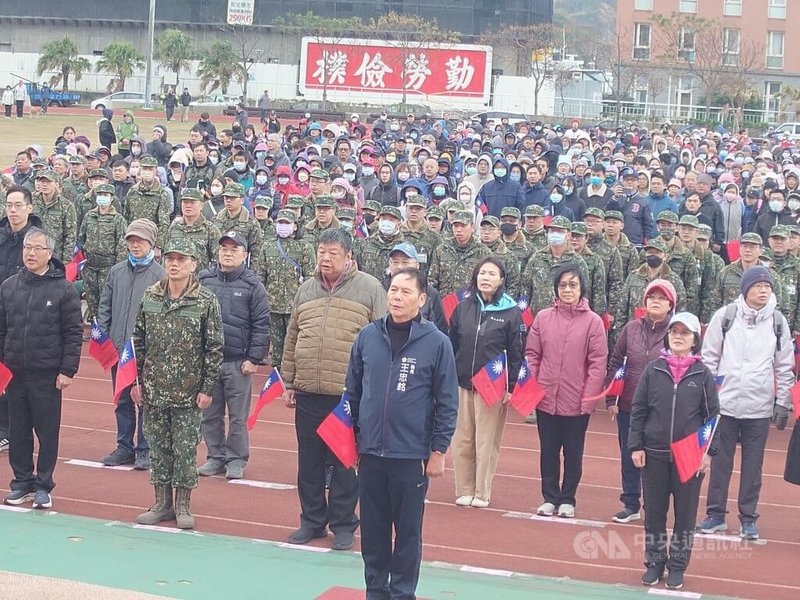 連江縣政府1日上午在南竿福澳體育場舉辦115年元旦升旗暨健行活動，軍民共同響應參與，並由縣長王忠銘（前中）主持升旗。中央社記者潘欣彤攝　115年1月1日
