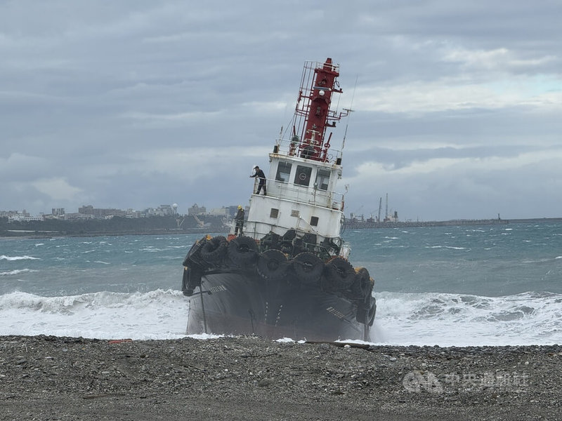 花蓮港務分公司1艘拖船1日赴化仁海堤附近海域欲救援受困岸際的散裝貨船，但因海象惡劣、風向不佳，拖船絞到纜繩失去動力擱淺，5名船員中有1人頭部受傷。中央社記者張祈攝　115年1月1日