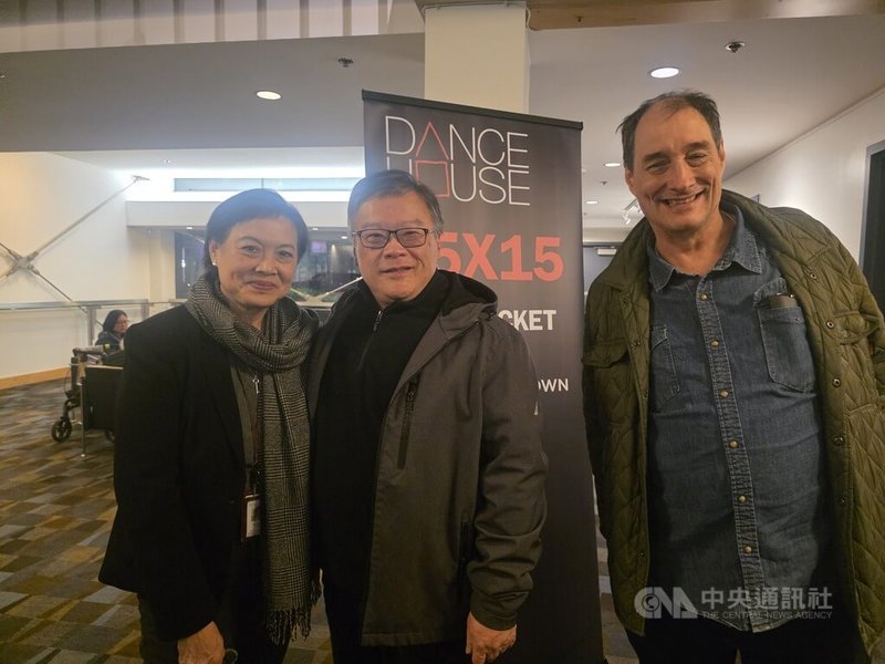 溫哥華市民劇院機構（Vancouver Civic Theatres）總監盧伊（Natalie Lue，左）和加拿大亞裔活動協會執行長吳權益（中）認為台灣是非常重要的市場和合作夥伴，2025年的參訪為2026年和之後的合作奠定好基石。中央社記者程愛芬溫哥華攝　115年1月1日
