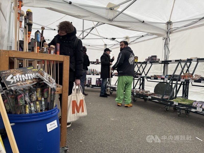 瑞士煙火販售與管制屬州級地方政府管轄範圍，各地管制狀況不一。中央社記者郭芳君蘇黎世攝　115年1月1日