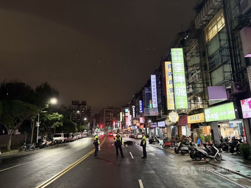 新北市三重區一名行人1日晚間違規跨雙黃線穿越馬路，被一輛機車撞上，行人當場失去呼吸心跳，送醫搶救中。警方表示，詳細車禍原因及肇責仍待調查釐清。（翻攝畫面）中央社記者曹亞沿傳真　115年1月1日