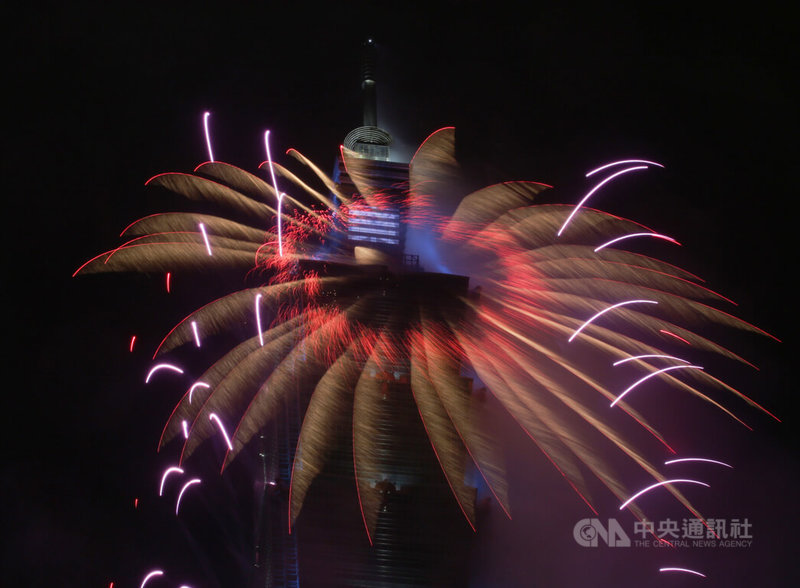 台北101跨年煙火秀搭配台灣年輕世代原創音樂，照亮台北冬夜，歡慶2026年的到來。中央社記者張新偉攝　115年1月1日
