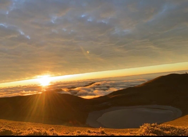 2026年元旦台東海岸線曙光未露臉,但嘉明湖出現日出美景。 (天馬登山隊提供)中央社記者盧太城傳真 115年1月1日