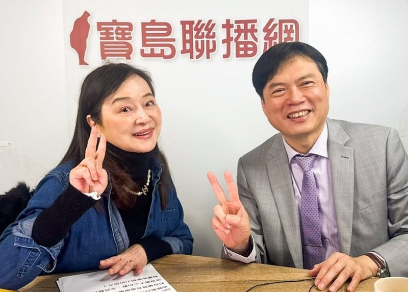 民主進步黨宜蘭縣長參選人林國漳（右）1日接受廣播節目主持人周玉蔻（左）專訪說，如果當選會讓公務人員知道什麼是依法行政，當公務員靠山。（林國漳競選辦公室提供）中央社記者王朝鈺傳真 115年1月1日