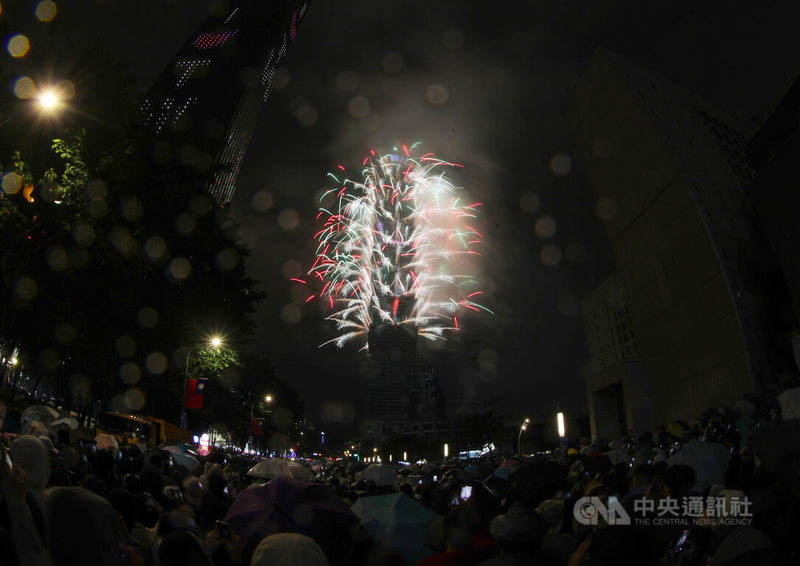 台北101跨年煙火秀每年都會吸引不少民眾前往現場觀賞，迎接2026年，最新跨年煙火施放長達6分鐘，大批人潮無懼風雨守候，在煙花綻放時刻拿起手機搶拍留念。中央社記者張新偉攝　115年1月1日