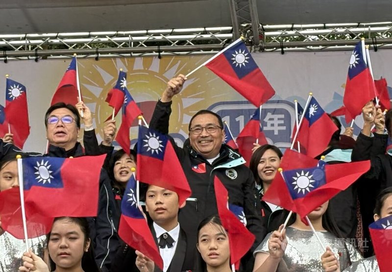 新北市政府1日上午在板橋435藝文特區辦元旦升旗暨健走活動，市長侯友宜（中）、副市長劉和然（後排左1）等出席。中央社記者曹亞沿攝 115年1月1日