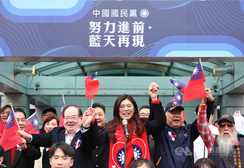 國民黨1日在中央黨部舉辦115年元旦升旗典禮，黨主席鄭麗文（中）、副主席兼秘書長李乾龍（左2）、副主席季麟連（右2）等人出席，和現場民眾共同迎接新的一年。中央社記者謝佳璋攝  115年1月1日