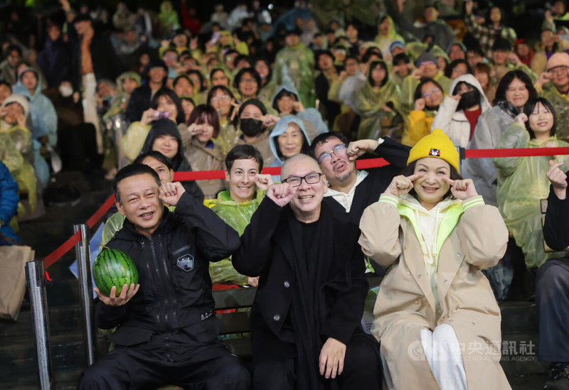 「在大安森林公園一邊哭一邊跨年」活動12月31日晚間在大安森林公園第3年舉辦，導演蔡明亮（前中）與演員李康生（前左）、楊貴媚（前右）也到場參與，擺出哭哭手勢與影迷一起「哭」到跨年。中央社記者裴禛攝　115年1月1日