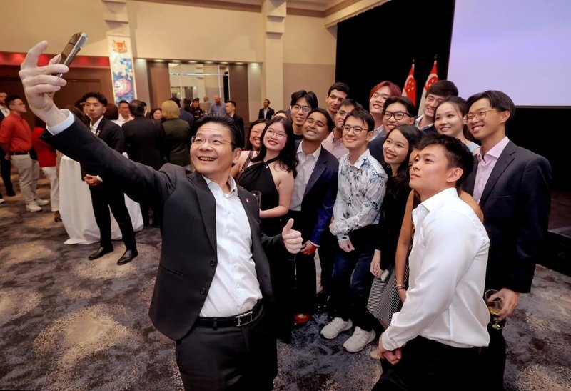 邁入2026年，新加坡總理黃循財表示，新加坡的穩定是吸引更多企業深耕因素。圖為黃循財（持手機自拍者）2025年10月出席活動與民眾互動。（新加坡數位發展及新聞部MDDI提供）中央社記者吳昇鴻新加坡傳真 115年1月1日