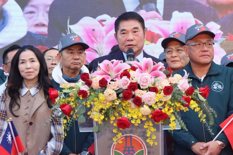 苗栗縣長鍾東錦(右2)1日指出,總統賴清德所提出的桃竹苗大矽谷計劃,「苗栗準備好了」,相信在AI廊帶的城市願景中,苗栗不會缺席,將帶來更多的就業機會,苗栗將是一個「宜居、宜遊」的幸福城市。(苗栗縣政府提供)中央社記者管瑞平傳真 115年1月1日