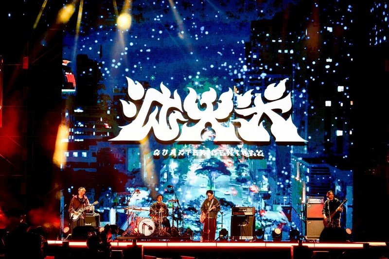 「2026雄嗨趴」高雄跨年晚會12月31日晚間在高雄夢時代前的時代大道熱鬧登場，集結包含樂團滅火器在內等多組台韓卡司演出，吸引大批民眾湧入。（高雄市政府提供）中央社記者蔡孟妤傳真　115年1月1日