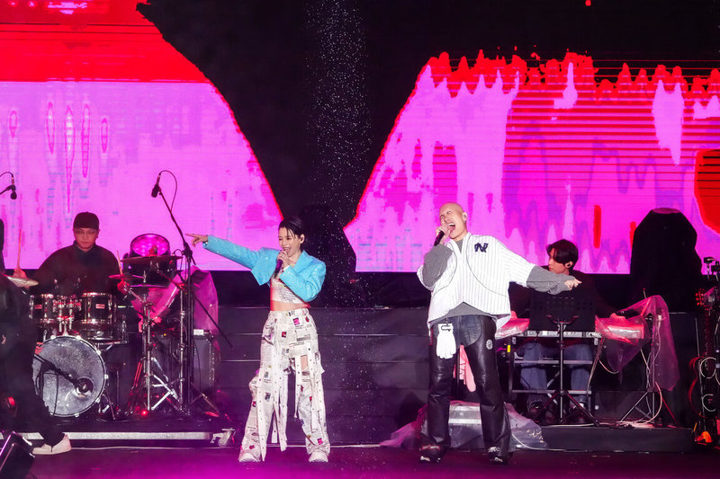 2026桃園ON AIR跨年晚會12月31日晚間在桃園青埔樂天桃園棒球場及亞洲矽谷IOT戶外廣場雙場地同步登場,包括藝人徐若瑄(前左)、黃宣(前右)等人輪番上台演出,與民眾一同迎接新年到來(桃園市觀旅局提供)中央社記者葉臻傳真 115年1月1日