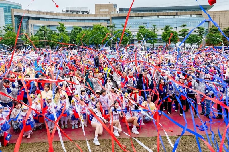 桃園市政府1日在龜山區舉行元旦升旗典禮，除邀請民歌手施孝榮登台獻唱，也進行巨幅國旗展旗以及無人機拉起國旗升空，樂天女孩也出席並帶動跳，邀請民眾拋出象徵國旗的藍、白、紅3色彩帶。（桃園市政府新聞處提供）中央社記者吳睿騏桃園傳真　115年1月1日