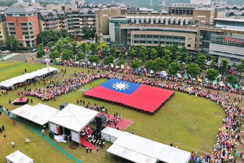 桃園市政府1日在龜山區舉行元旦升旗典禮，國軍二一砲指部官兵展現長20公尺、寬30公尺巨幅國旗，桃園市長張善政期許市民都能站在自己工作崗位上，全力發揮，為桃園、為中華民國打拚。（桃園市政府新聞處提供）中央社記者吳睿騏桃園傳真　115年1月1日