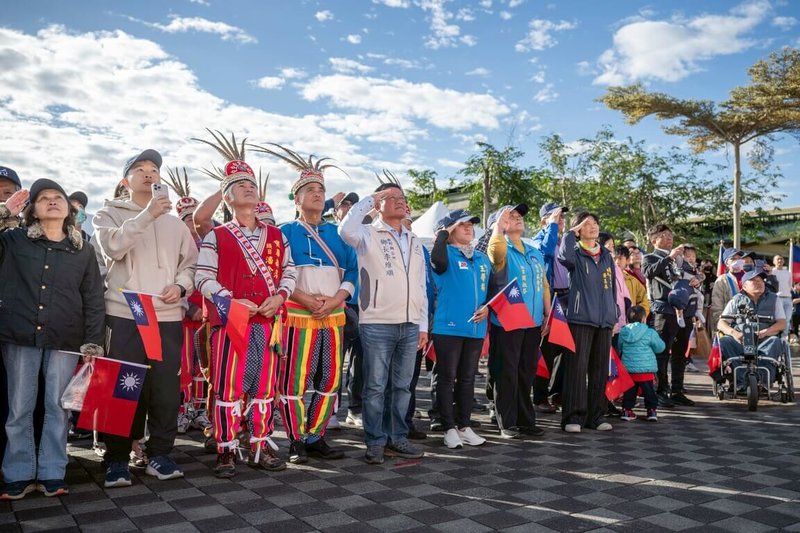 台東縣鹿野鄉公所1日上午在鄉公所前廣場舉辦元旦升旗典禮，由鄉長李維順（前左5）主持，吸引鄉親共襄盛舉。（鹿野鄉公所提供）中央社記者盧太城台東傳真　115年1月1日