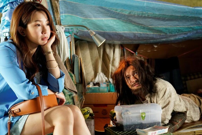 演員郭書瑤（左）、姚淳耀（右）在戲劇「何百芮的地獄戀曲」中共譜戀曲，姚淳耀在劇中一度因失戀狼狽度日，還扮成街友模樣。（彼此影業提供）中央社記者洪素津傳真　115年1月1日