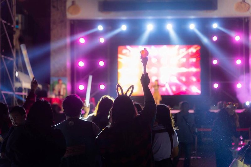 高雄市桃源區在2025年最後一天於部落內舉辦跨年晚會，結合舞台表演、跨年市集與摸彩活動，為桃源地區歲末夜晚留下深刻回憶。（桃源區公所提供）中央社記者林巧璉傳真　115年1月1日