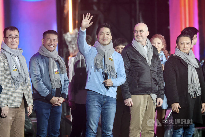 「台北最High新年城–2026跨年晚會」12月31日晚間在北市府前廣場陪伴民眾一同迎接新年度到來，台北市長蔣萬安（中）在2025年最後時刻也到場與民眾一同倒數跨年。中央社記者張皓安攝　115年1月1日