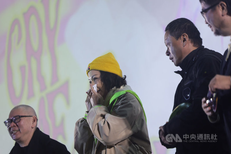 「在大安森林公園一邊哭一邊跨年」活動12月31日晚間再度前進大安森林公園播映電影「愛情萬歲」 ，導演蔡明亮（左）與演員李康生（右2）、楊貴媚（左2）出席相陪，映後楊貴媚忍不住在台上感動落淚。中央社記者裴禛攝　115年1月1日